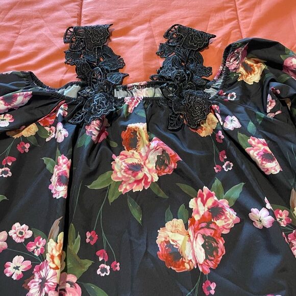 NWOT- Emery Rose Black Floral off-shoulder top - Picture 4 of 9